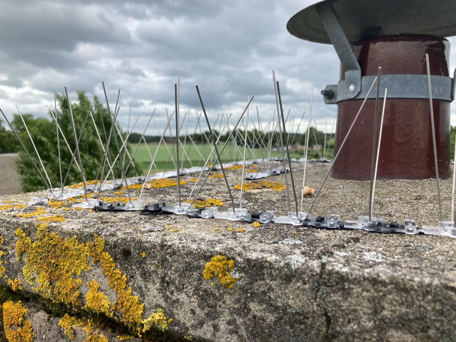 Tijdens: de oude bitumen dakbedekking is gereinigd, de lichtkoepel is verwijderd en de onderlaag wordt gemonteerd